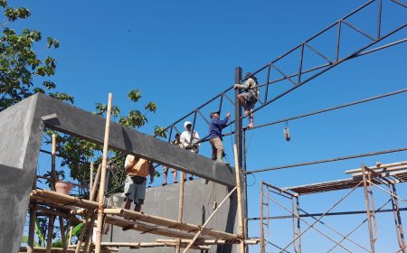 Babinsa Desa Lengkong Dampingi Pemasangan Kerangka Baja Ringan KDKMP