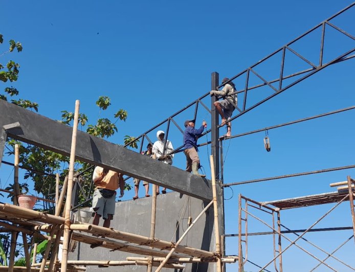 Babinsa Desa Lengkong Dampingi Pemasangan Kerangka Baja Ringan KDKMP