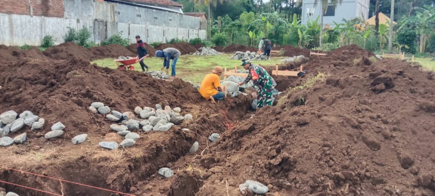 Babinsa Sertu Sutaryo Pantau Pemasangan Pondasi KDKMP