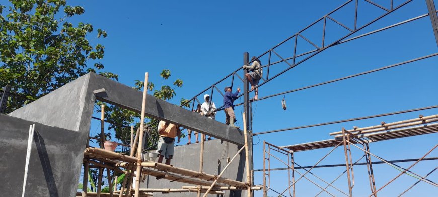 Babinsa Desa Lengkong Dampingi Pemasangan Kerangka Baja Ringan KDKMP