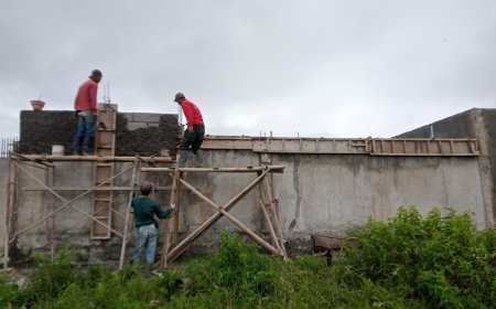 Babinsa Dampingi Pekerjaan Plester Pembangunan KDKMP di Desa Sumberjo