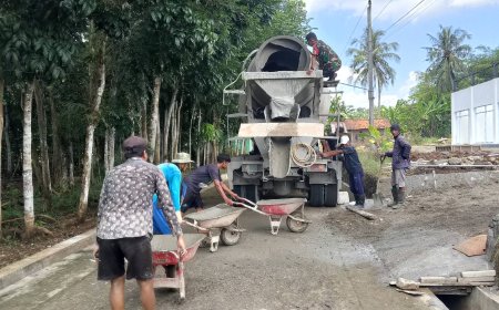 Babinsa Dampingi Pengecoran Lantai Pembangunan KDKMP di Desa Karangjati
