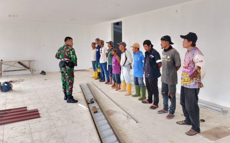 Babinsa Gumingsir Beri Motivasi Tukang Pembangunan KDKMP Masuki Tahap Finishing