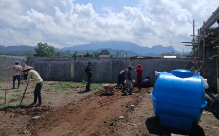 Perataan Lantai dan Pengacian Dinding KDKMP Medayu Didampingi Babinsa