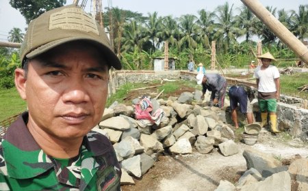 Babinsa Koramil 07 Mandiraja Dampingi Pengecoran Kolom Pembangunan KDKMP