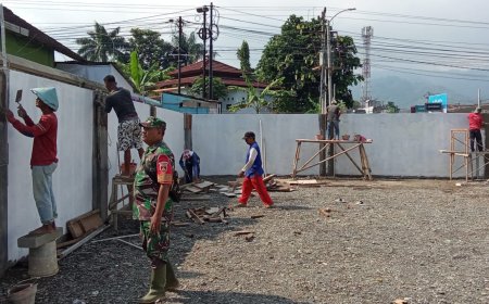Babinsa Awasi Pengerjaan Acian Kolom dan Sponengan Dinding KDKMP