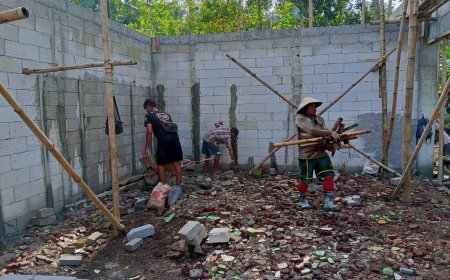 Babinsa Dampingi Pengerjaan Plester Dinding Dalam KDKMP di Desa Somawangi