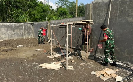 Babinsa Dampingi Progres Pengacian Dinding dan Leveling Tanah KDKMP di Desa Randegan