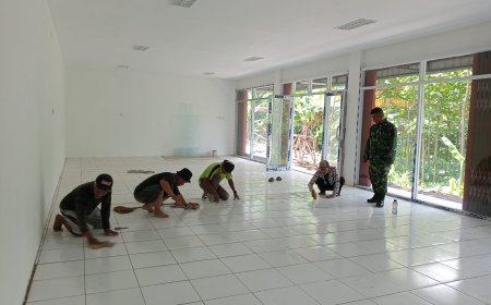 Babinsa Desa Wanakarsa Awasi Pembangunan KDKMP Fokus Pekerjaan Lantai Gudang dan Gerai