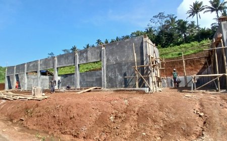 Di Tengah Debu dan Keramik KDKMP Tanjungtirta Terus Berbenah