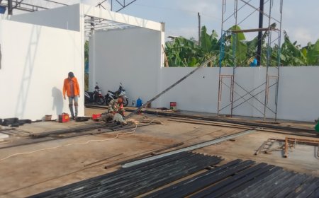 Babinsa Koramil 11 Punggelan Awasi Pembangunan KDKMP di Desa Tribuana