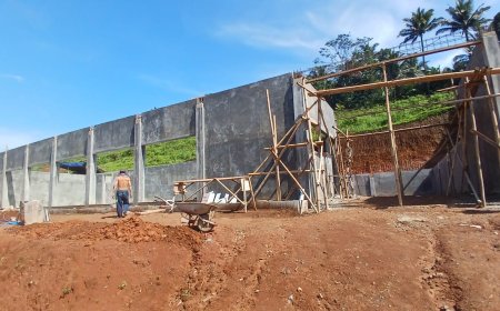 Babinsa Koramil 11 Punggelan Awasi Pembangunan KDKMP di Desa Tanjungtirta