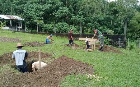 Babinsa Koramil 18 Pagentan Awasi Pembangunan KDKMP di Desa Kayuares