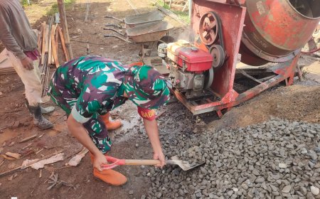 Babinsa Koramil 12 Sigaluh Awasi Pembangunan KDKMP di Kelurahan Kalibenda