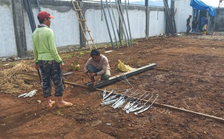 Babinsa Koramil 15 Rakit Awasi Pembangunan KDKMP di Desa Adipasir