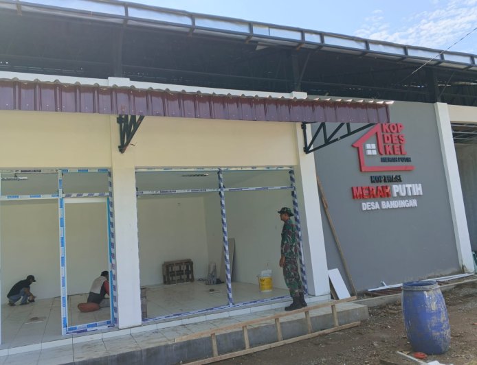 Di Balik Rangka Atap KDKMP Bandingan Semangat Gotong Royong Terus Terjaga