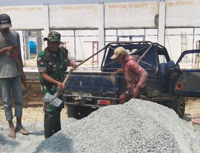 Dari Pondasi hingga Finishing Babinsa Dampingi Pembangunan KDKMP Desa Banjengan