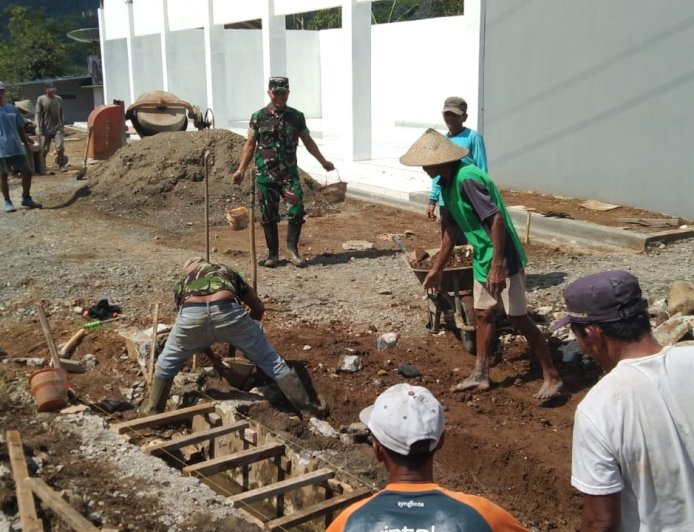 Jalan Menuju Harapan Babinsa Dampingi Pembangunan Akses KDKMP di Desa Bandingan