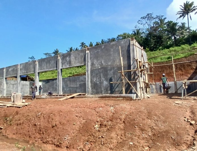 Di Tengah Debu dan Keramik KDKMP Tanjungtirta Terus Berbenah