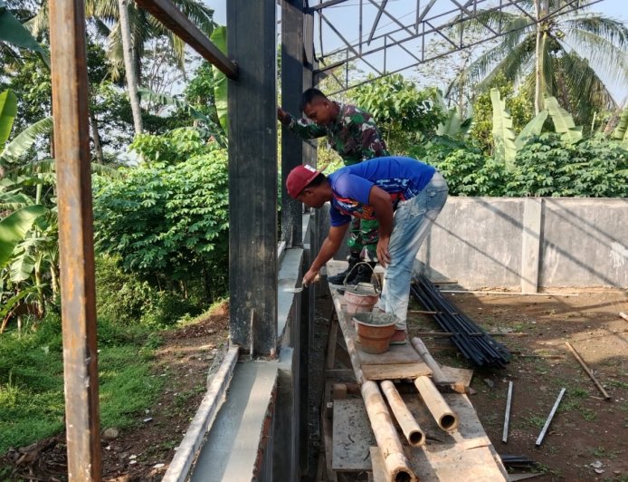 Keramik Mulai Terpasang KDKMP Purwasana Kian Menampakkan Wajah Akhir