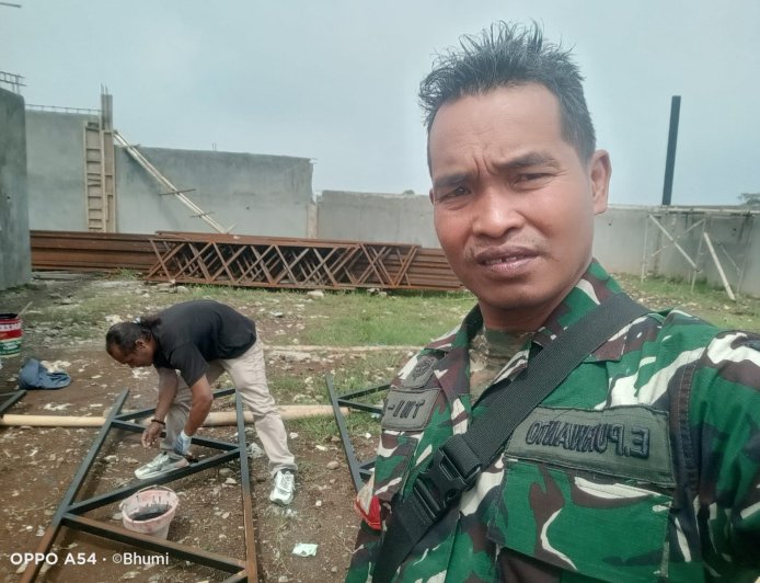 Babinsa Koramil 05 Batur Awasi Pembangunan KDKMP di Desa Sumberejo