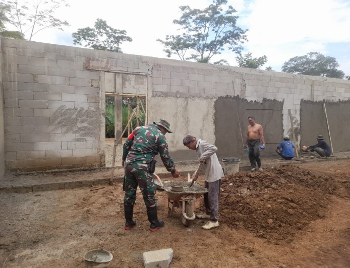 Babinsa Koramil 14 Madukara Awasi Pembangunan KDKMP di Desa Gununggiana