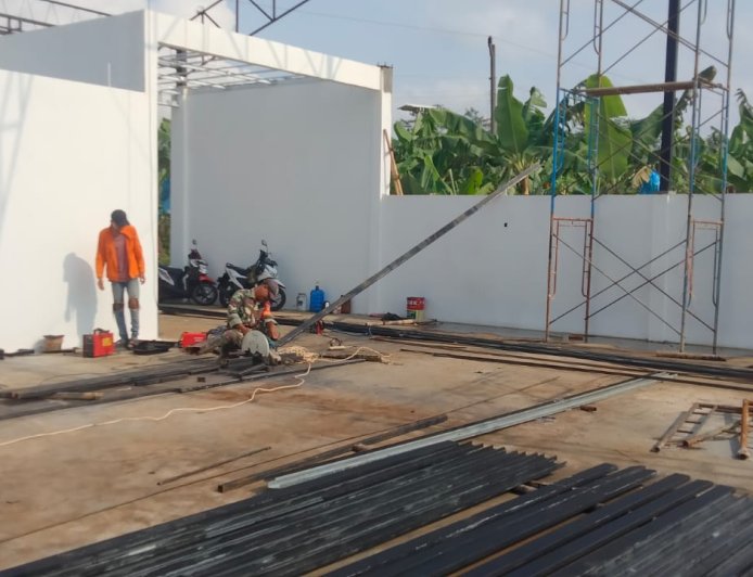 Babinsa Koramil 11 Punggelan Awasi Pembangunan KDKMP di Desa Tribuana