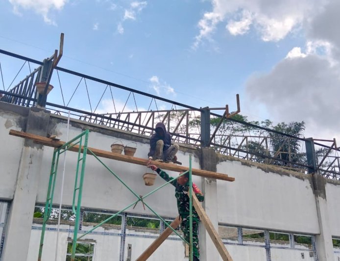 Babinsa Koramil 17 Wanayasa Awasi Pembangunan KDKMP di Desa Bantar