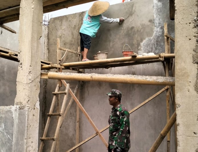 Dari Adukan Semen hingga Urukan Sirtu, KDKMP Sokayasa Terus Berproses