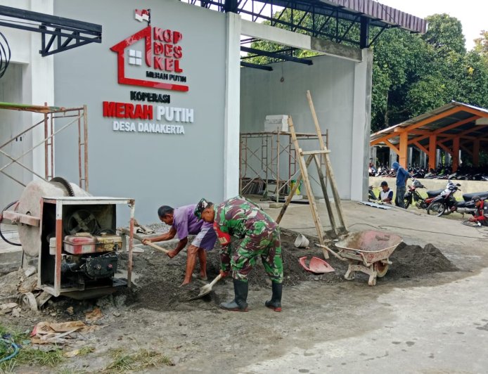 Babinsa Koramil 11 Punggelan Awasi Pembangunan KDKMP di Desa Danakerta