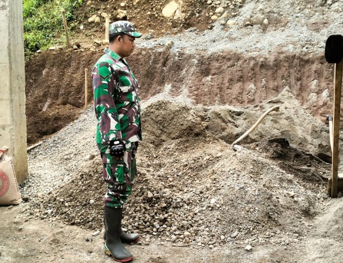 Babinsa Koramil 01 Banjarnegara Awasi Pembangunan KDKMP di Desa Tlagawera