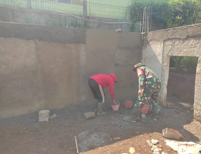 Babinsa Koramil 12 Sigaluh Dampingi Pembangunan KDKMP di Desa Singamerta