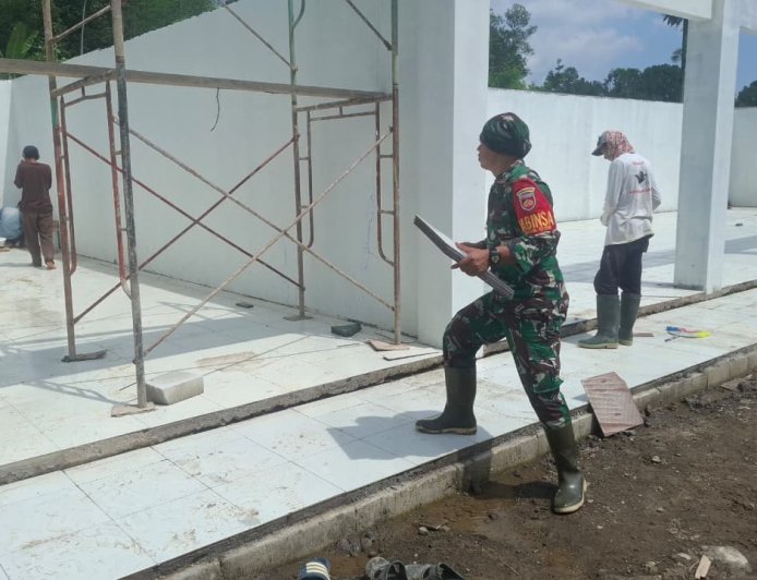 Babinsa Koramil 12 Sigaluh Awasi Pembangunan KDKMP di Desa Randegan