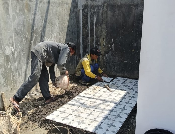 Babinsa Koramil 11 Punggelan Awasi Pembangunan KDKMP di Desa Petuguran