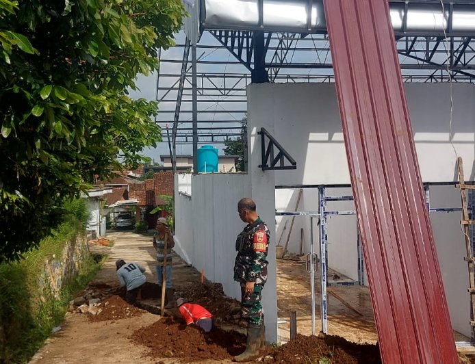 Babinsa Koramil 01 Banjarnegara Awasi Pembangunan KDKMP di Kelurahan Sokanandi