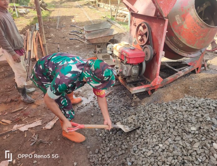 Babinsa Koramil 12 Sigaluh Awasi Pembangunan KDKMP di Kelurahan Kalibenda