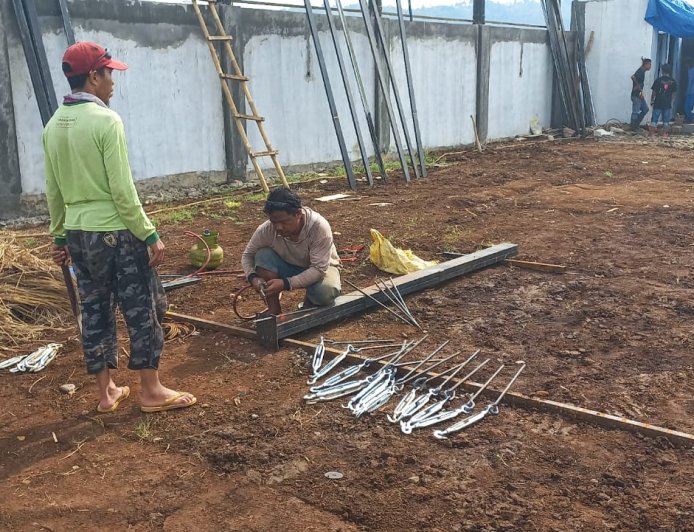 Babinsa Koramil 15 Rakit Awasi Pembangunan KDKMP di Desa Adipasir