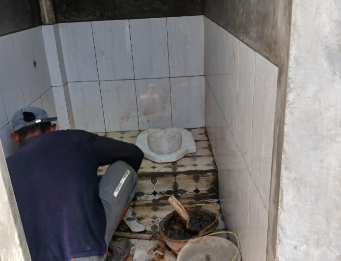 Babinsa Koramil 11 Punggelan Awasi Pembangunan KDKMP di Desa Tanjungtirta