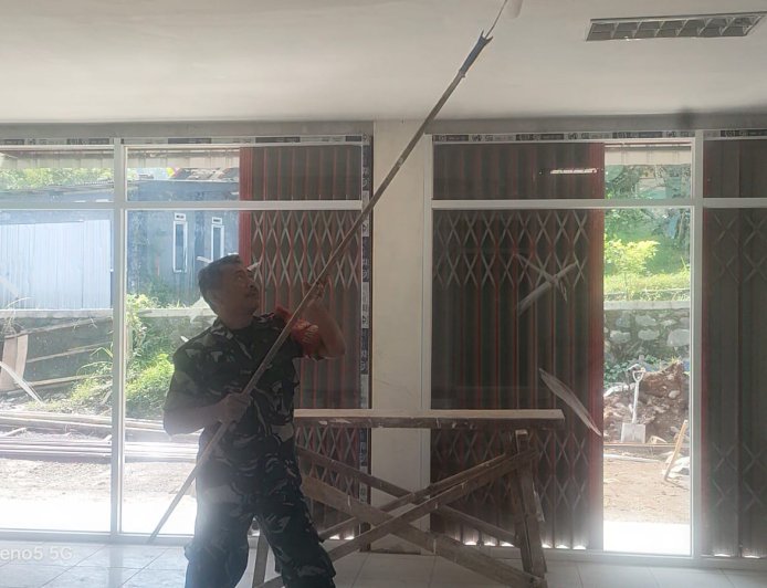 Babinsa Koramil 12 Sigaluh Awasi Pembangunan KDKMP di Desa Kemiri