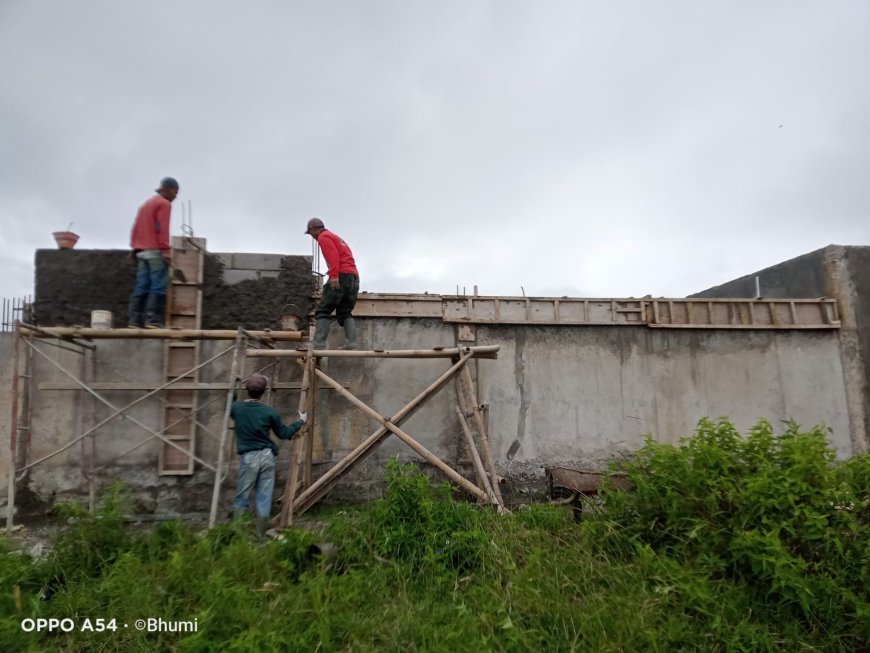 Babinsa Dampingi Pekerjaan Plester Pembangunan KDKMP di Desa Sumberjo