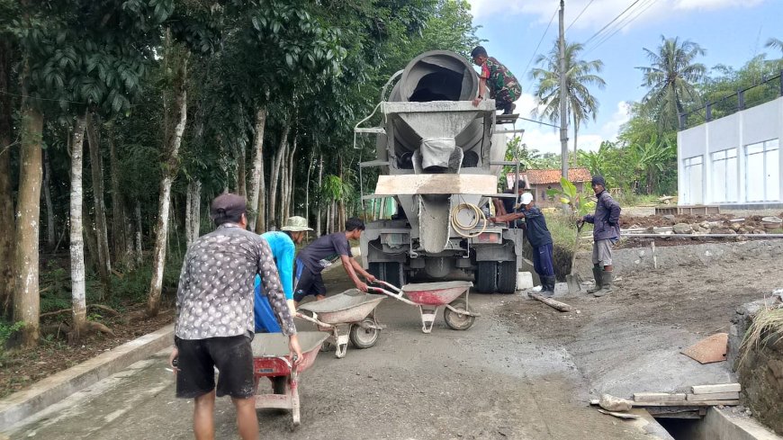 Babinsa Dampingi Pengecoran Lantai Pembangunan KDKMP di Desa Karangjati