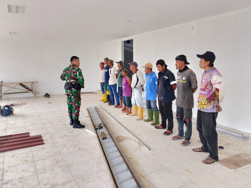 Babinsa Gumingsir Beri Motivasi Tukang Pembangunan KDKMP Masuki Tahap Finishing