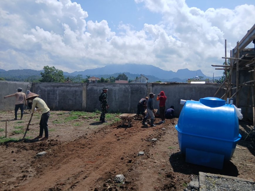 Perataan Lantai dan Pengacian Dinding KDKMP Medayu Didampingi Babinsa