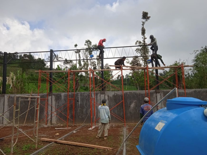 Pembangunan KDKMP di Desa Kertosari Masuki Tahap Pemasangan Rangka Atap