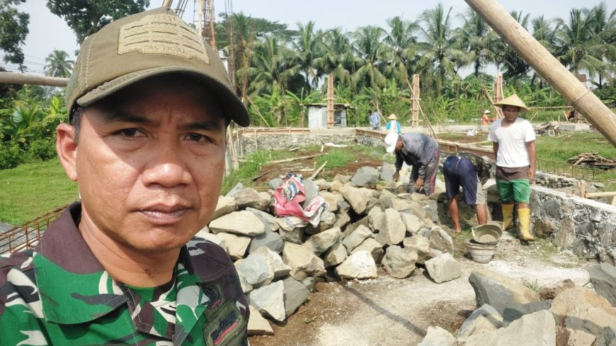 Babinsa Koramil 07 Mandiraja Dampingi Pengecoran Kolom Pembangunan KDKMP
