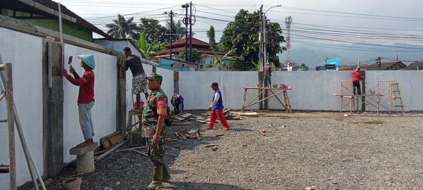 Babinsa Awasi Pengerjaan Acian Kolom dan Sponengan Dinding KDKMP