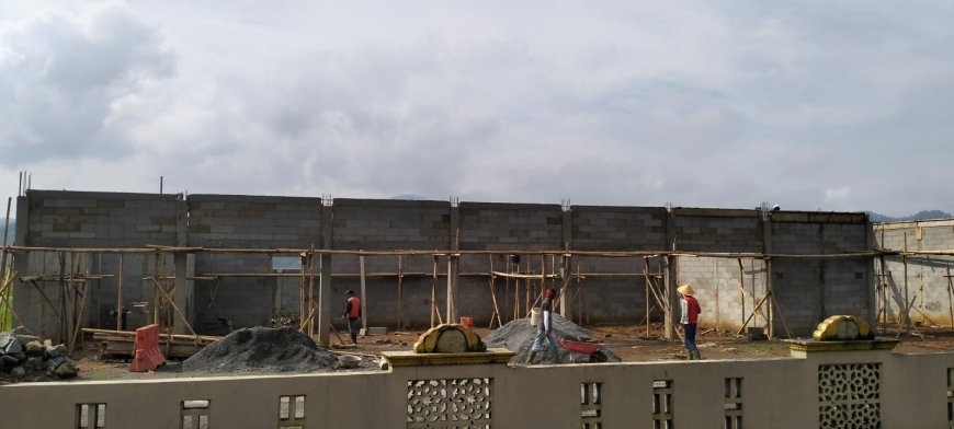 Babinsa Koramil 06 Kalibening Awasi Pengecoran Ring Balok KDKMP di Desa Bedana