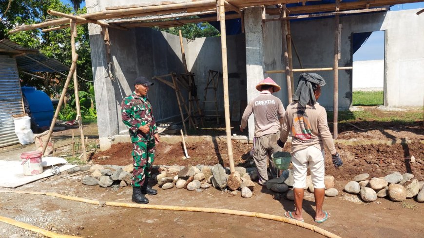 Babinsa Koramil 07 Mandiraja Awasi Pembangunan KDKMP di Desa Panggisari