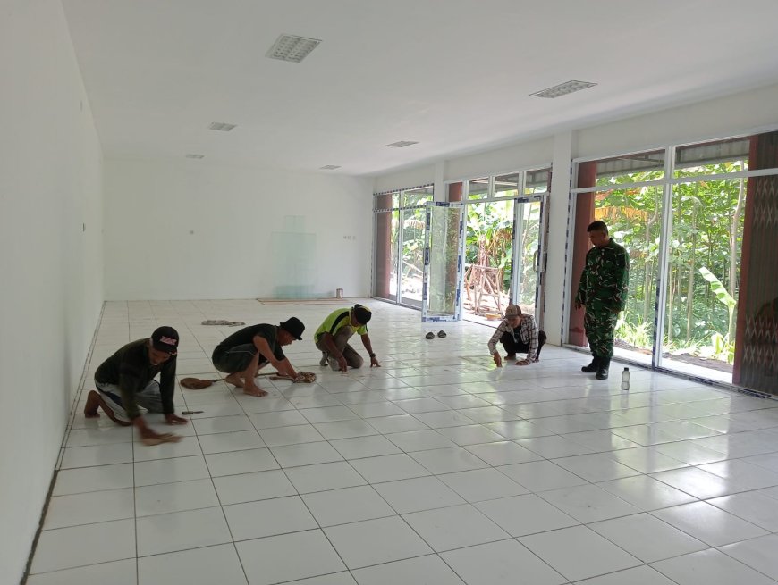 Babinsa Desa Wanakarsa Awasi Pembangunan KDKMP Fokus Pekerjaan Lantai Gudang dan Gerai