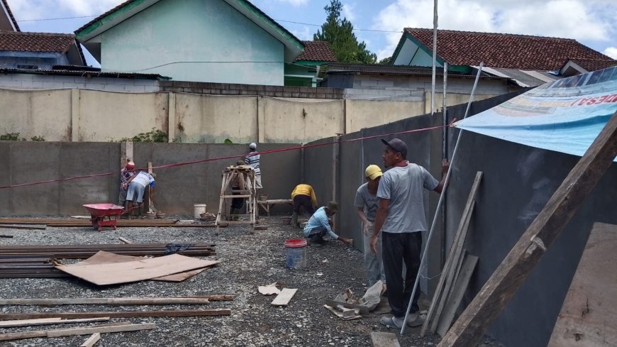 Pembangunan KDKMP Desa Pakelen Masuki Tahap Lanjutan Pengacian Dinding